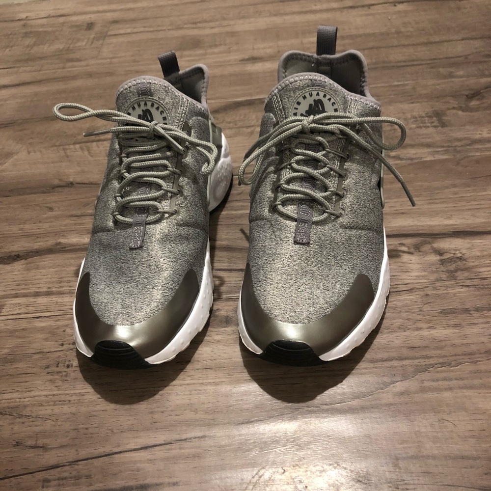 Women’s 8.5 Nike Airs